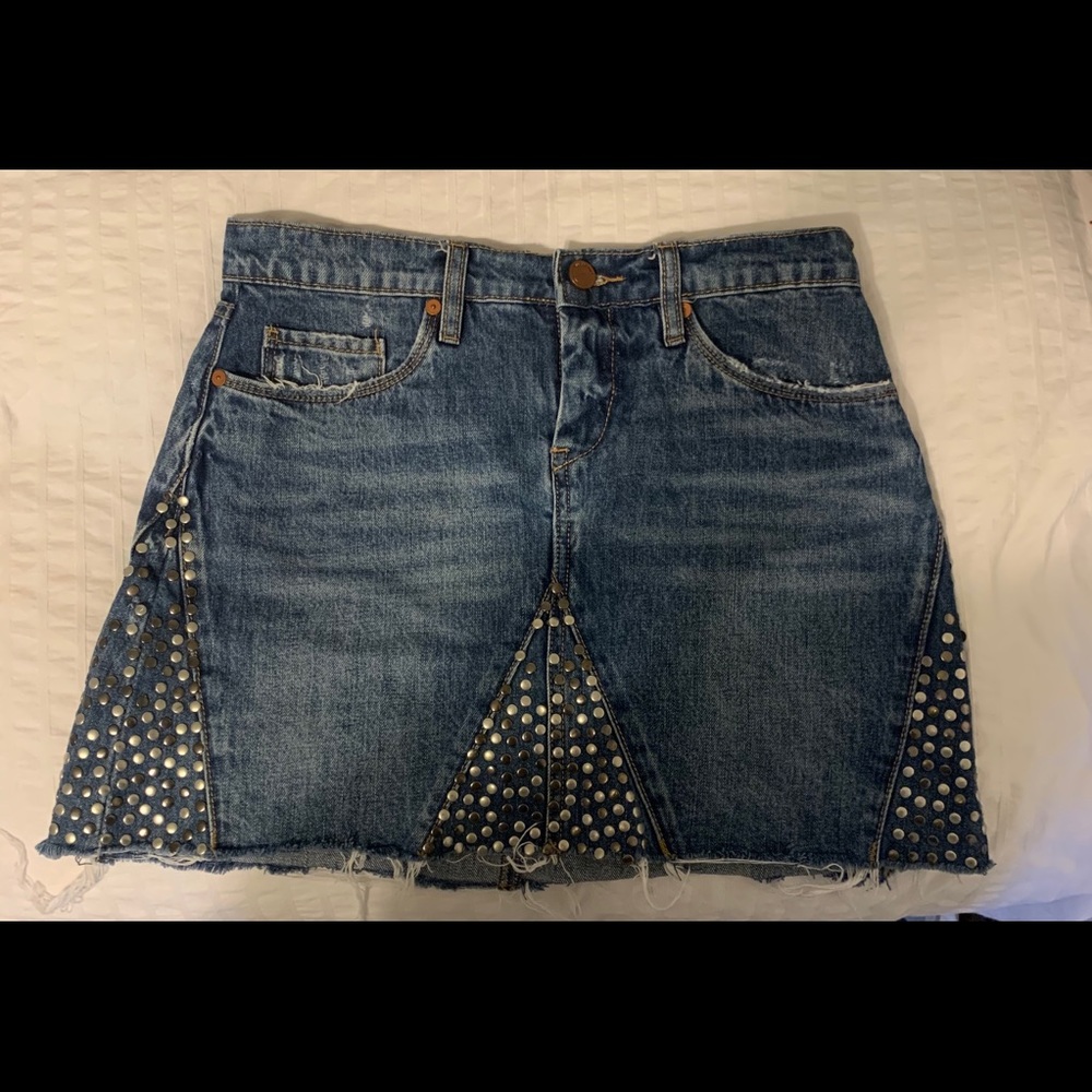 South moon under skirt